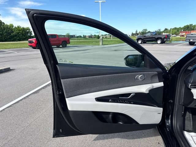 Used 2025 Hyundai Elantra Limited FWD image 12