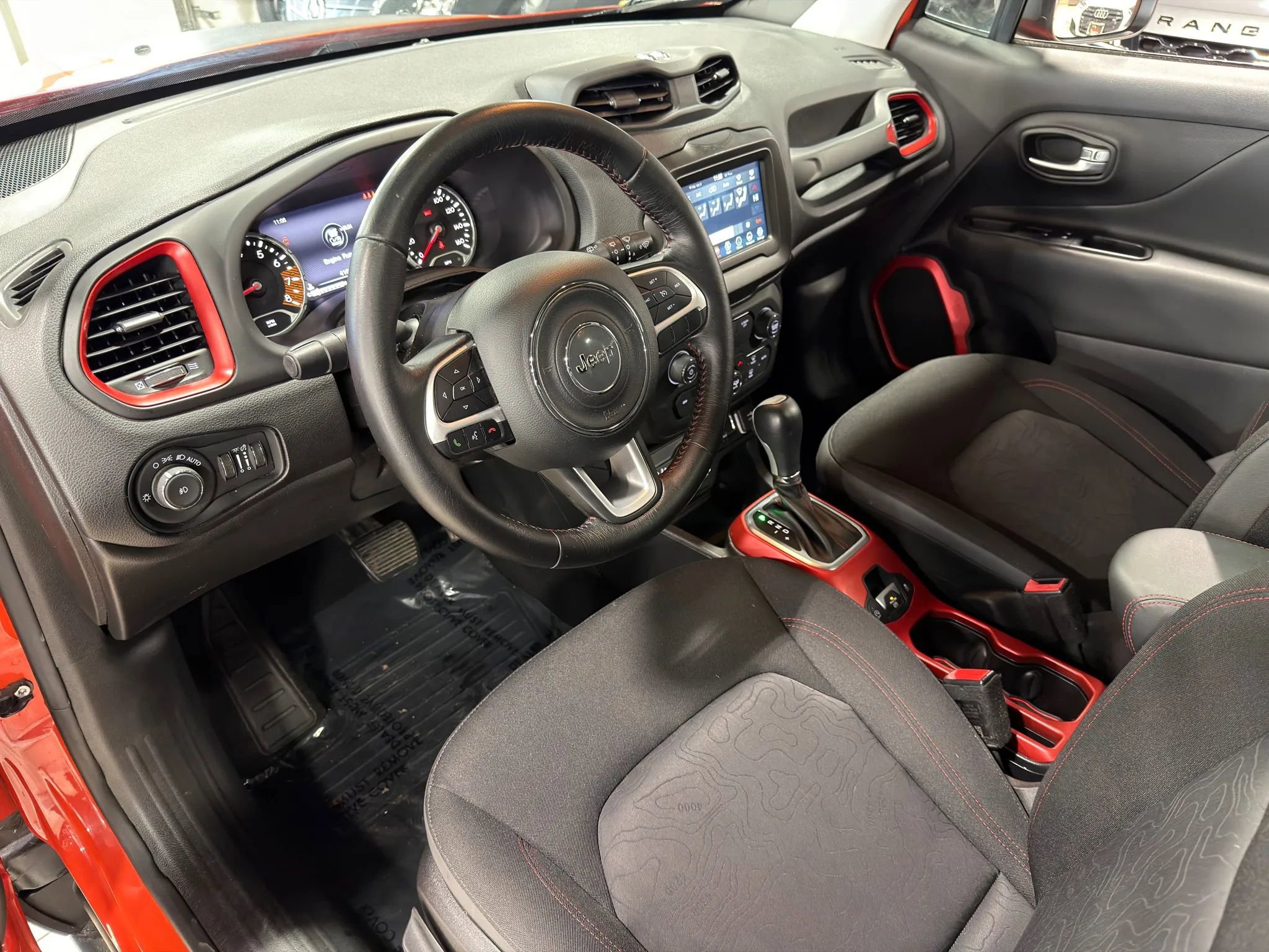 Used 2019 Jeep Renegade Trailhawk AWD/4WD image 12