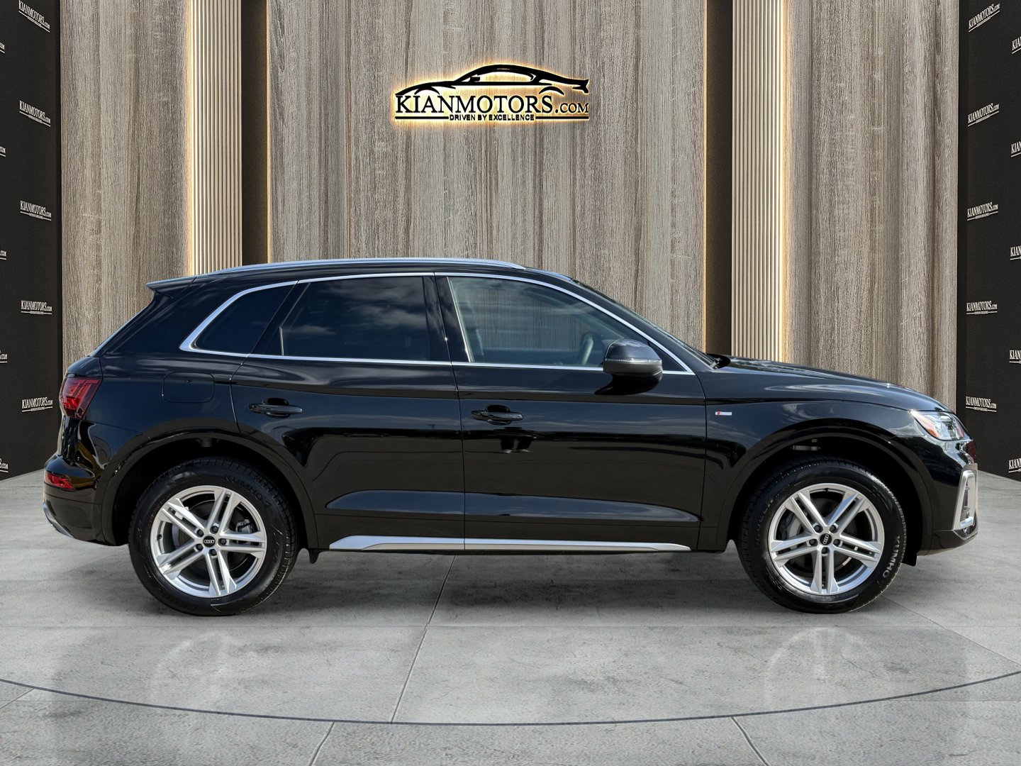 Used 2024 Audi Q5 e Premium w/ Convenience Package image 9