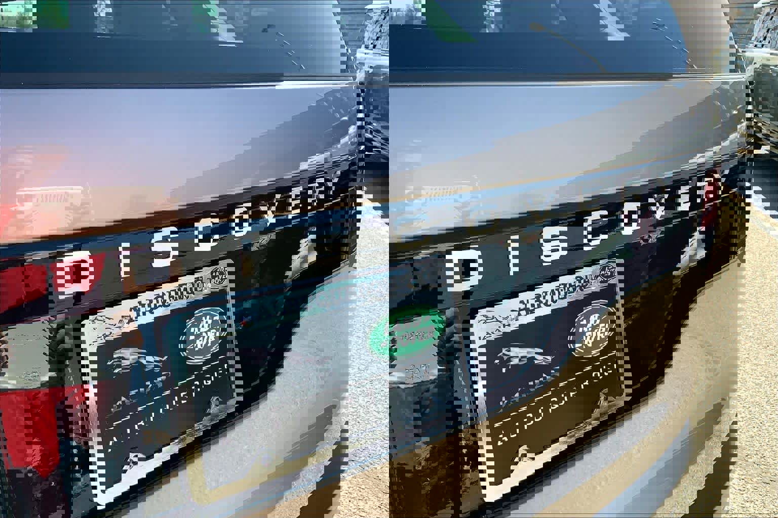 Used 2025 Land Rover Discovery S image 15