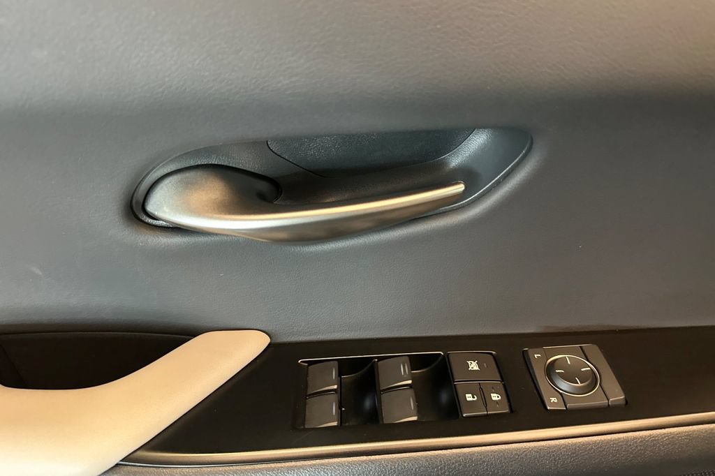 Used 2022 Lexus UX 200 FWD image 11