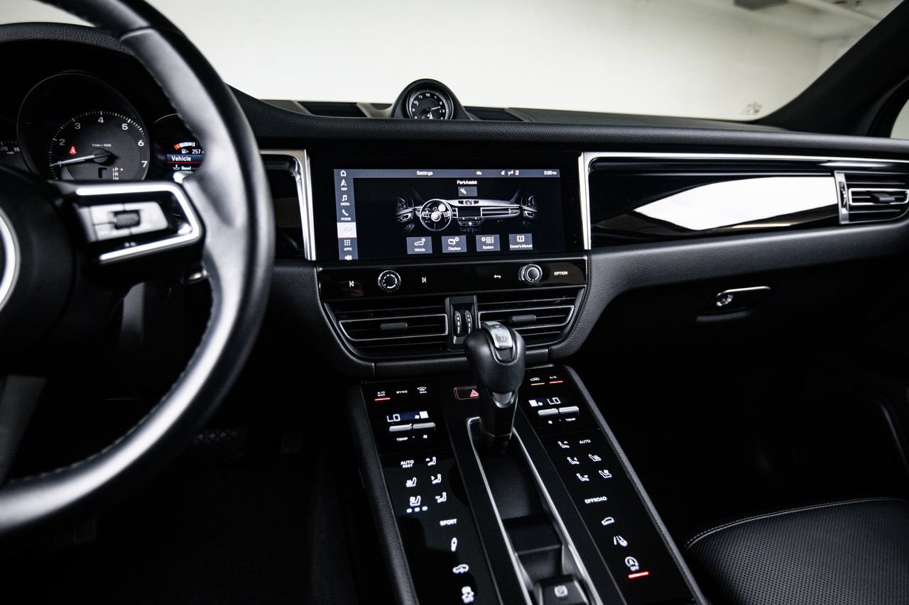 Certified 2024 Porsche Macan AWD/4WD image 19