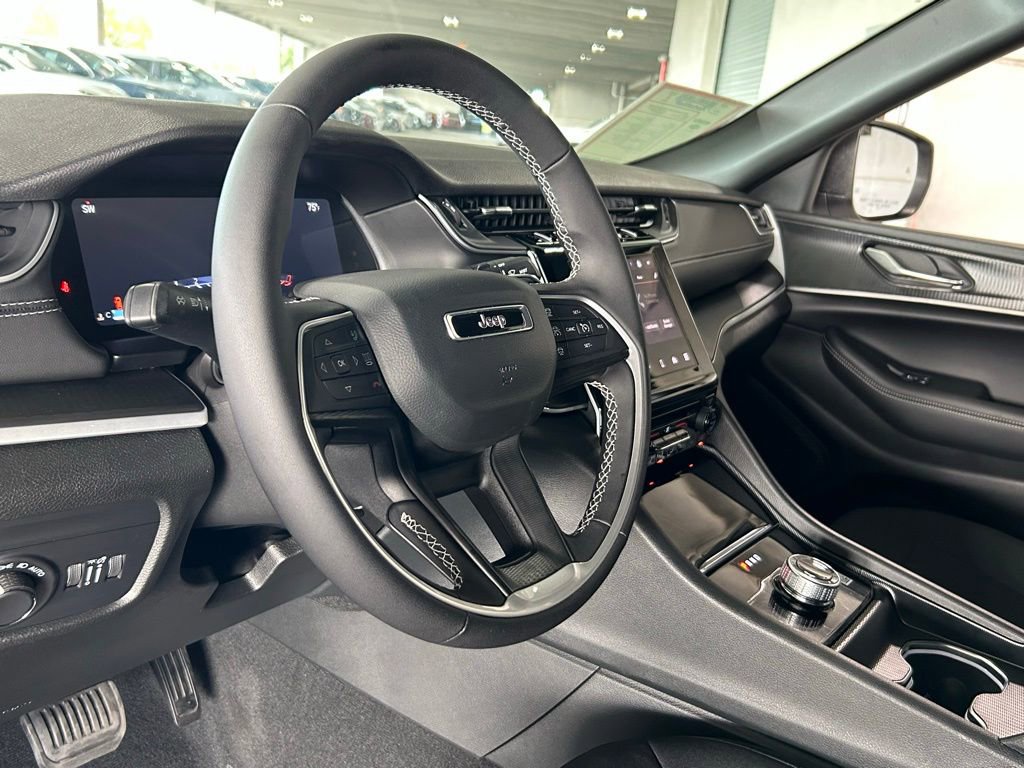 Used 2025 Jeep Grand Cherokee Laredo image 48