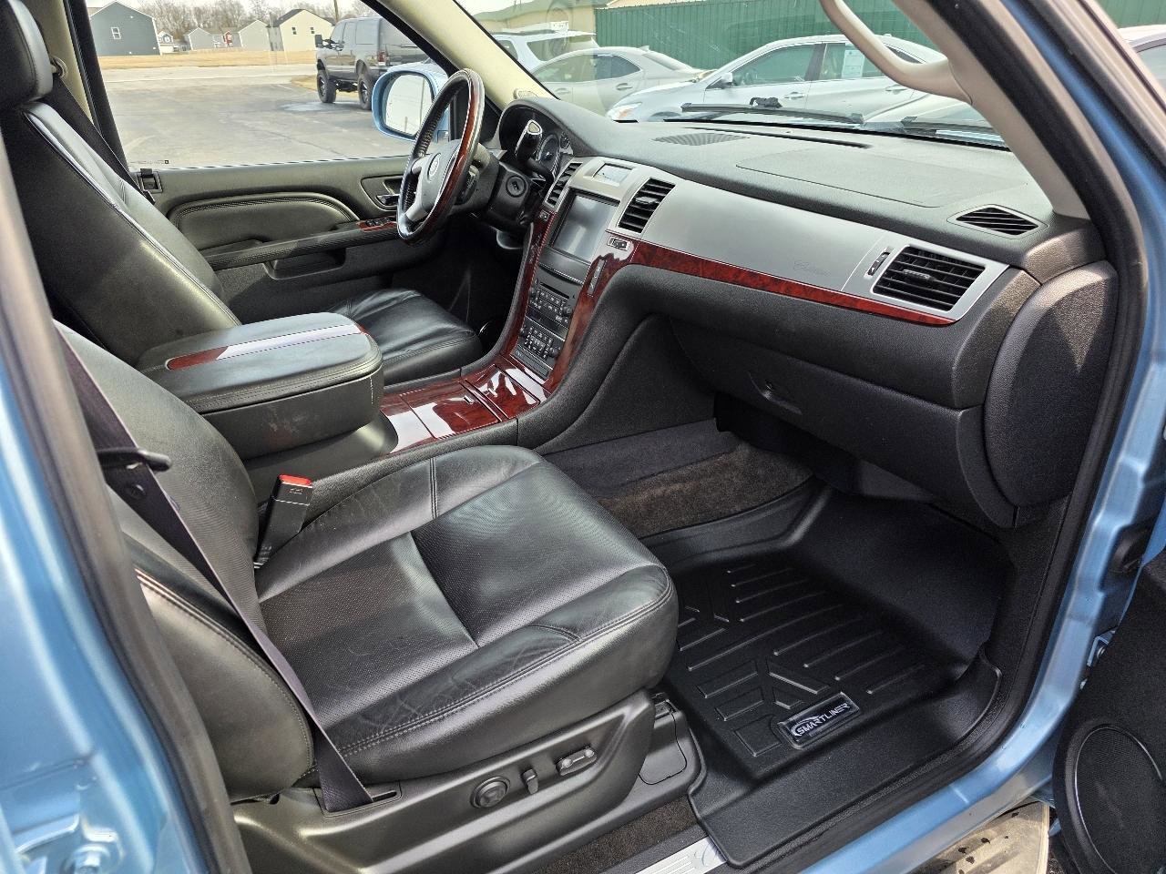 Used 2011 Cadillac Escalade Luxury AWD/4WD image 15
