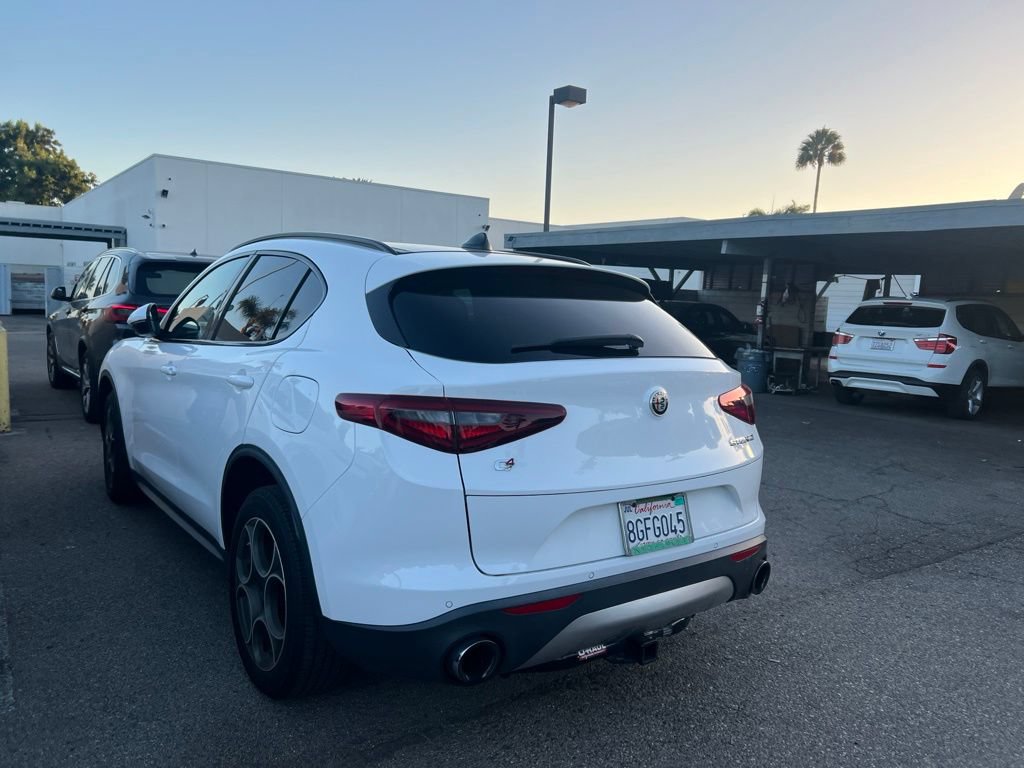 Used 2018 Alfa Romeo Stelvio Sport w/ Quick Order Package 22J Sport AWD/4WD image 4