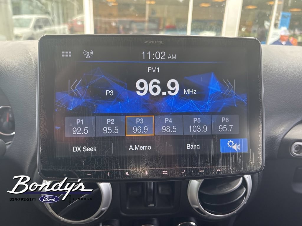 Used 2016 Jeep Wrangler Unlimited Sahara w/ Connectivity Group AWD/4WD image 7