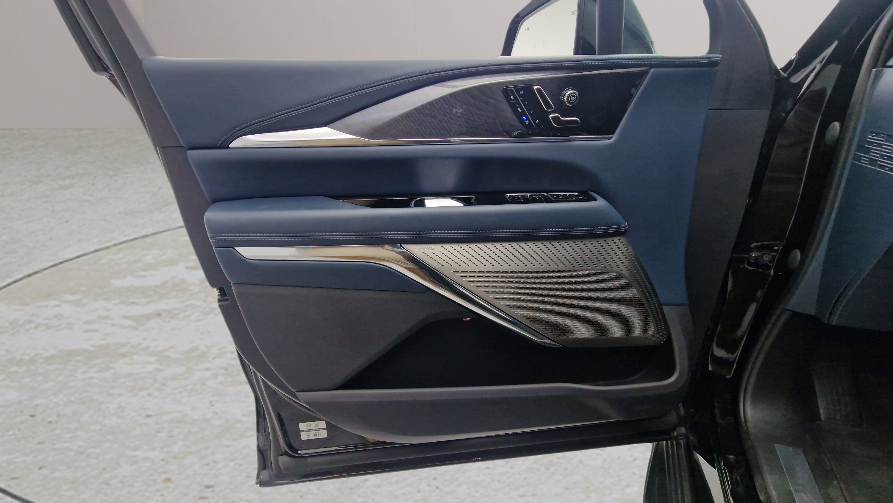 New 2025 Cadillac Escalade IQ Sport 2 w/ LPO, ONYX Package image 13