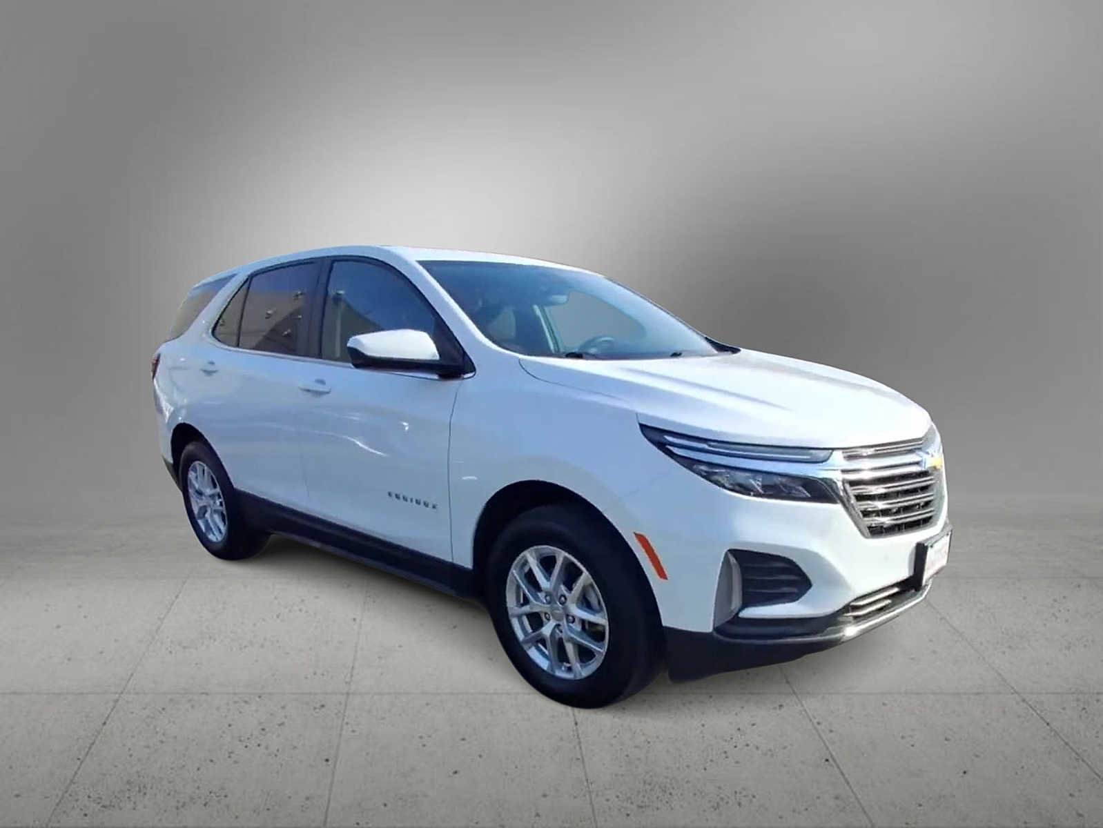 Used 2024 Chevrolet Equinox LT image 2