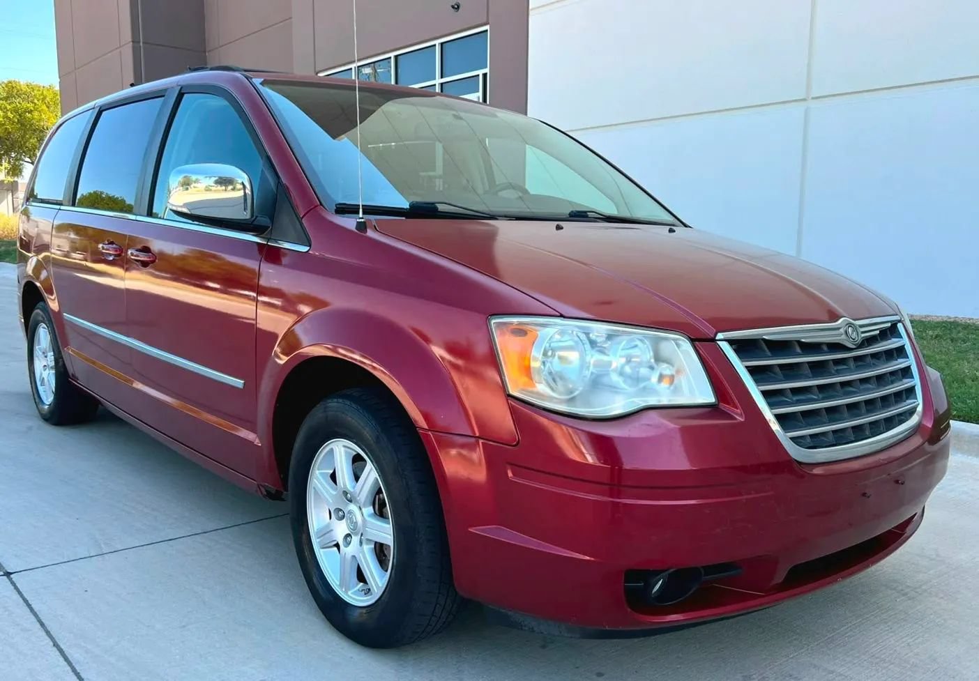 Used 2010 Chrysler Town & Country Touring Plus w/ Safetytec Group FWD image 4