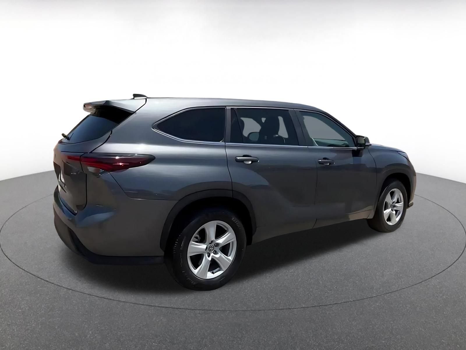 Used 2025 Toyota Highlander LE FWD image 15