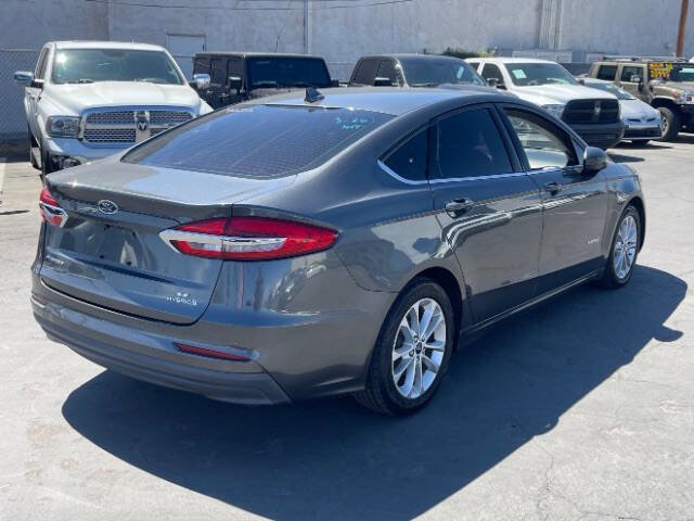 Used 2019 Ford Fusion SE image 3