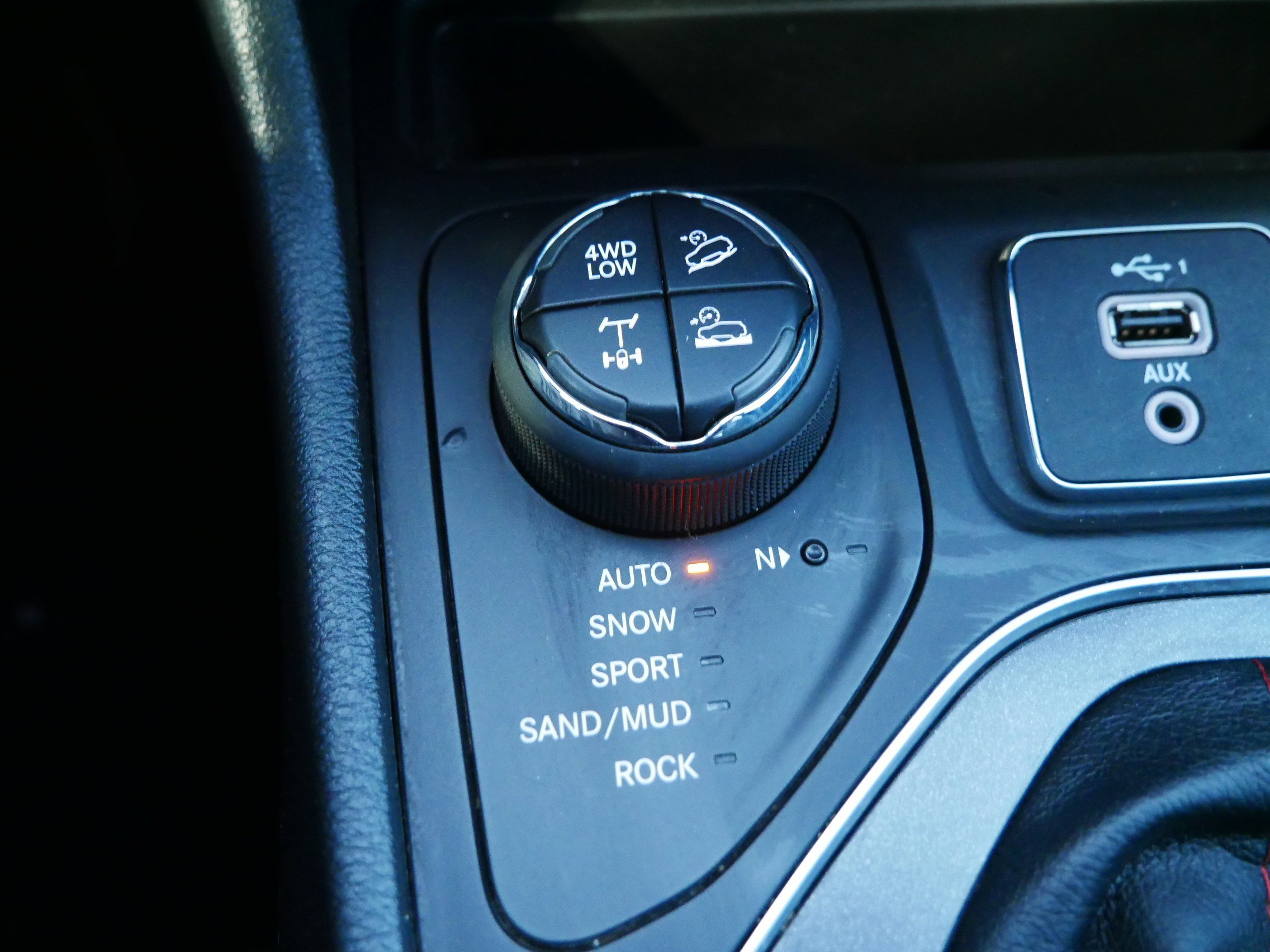 Used 2019 Jeep Cherokee Trailhawk w/ Cold Weather Group image 29