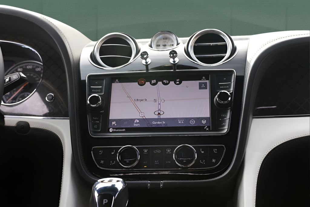 Used 2020 Bentley Bentayga Design Series image 42