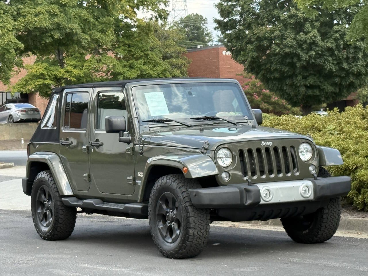 Used 2015 Jeep Wrangler Unlimited Sahara w/ Dual Top Group AWD/4WD image 3