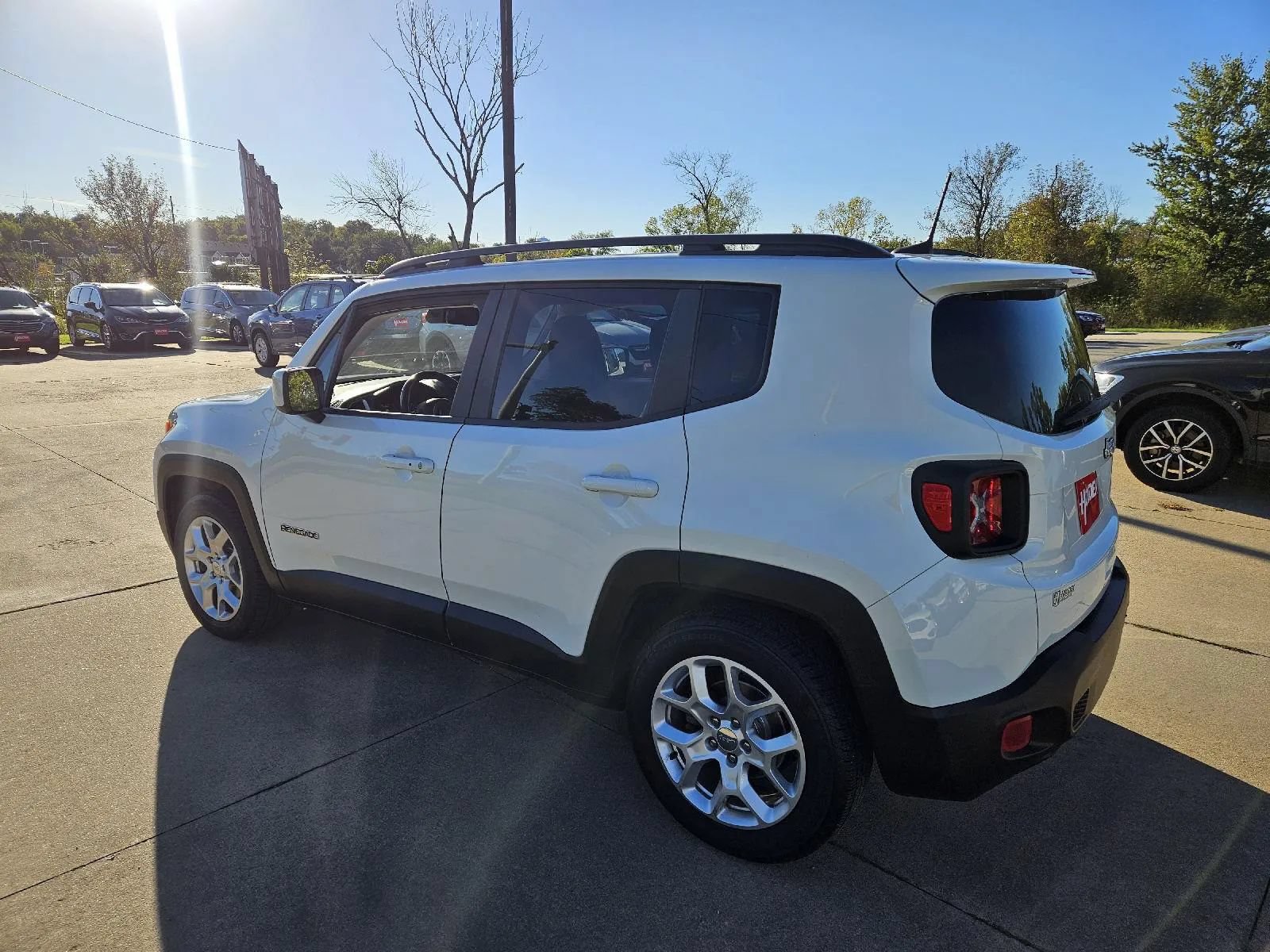 Used 2018 Jeep Renegade Latitude w/ Cold Weather Group FWD image 7