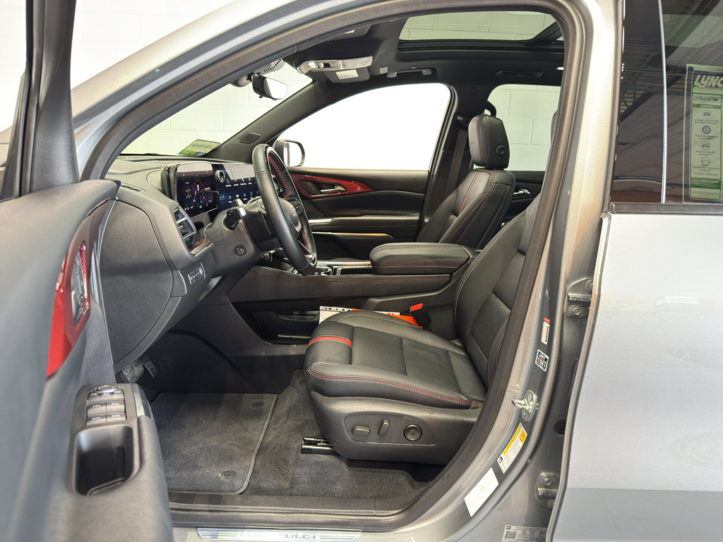 Used 2025 Chevrolet Traverse RS image 19