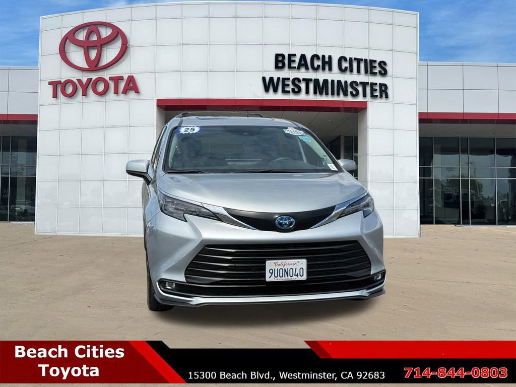 Used 2025 Toyota Sienna XLE w/ XLE Plus Package FWD image 3