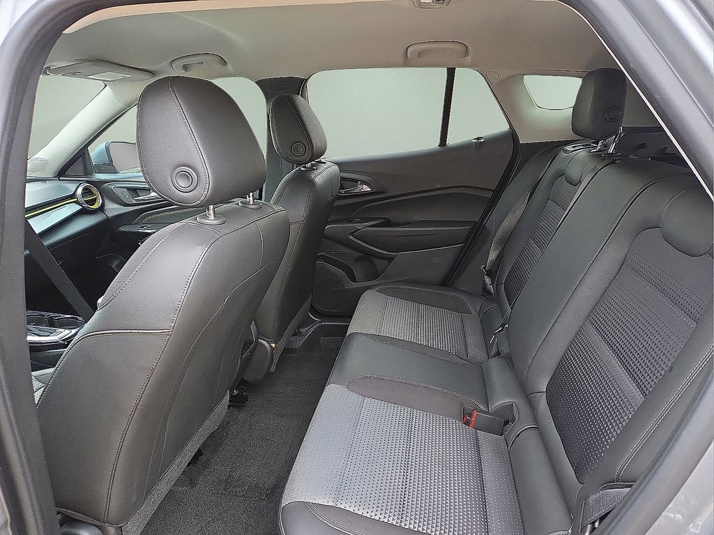 Used 2025 Chevrolet Trax LT w/ LT Convenience Package image 17