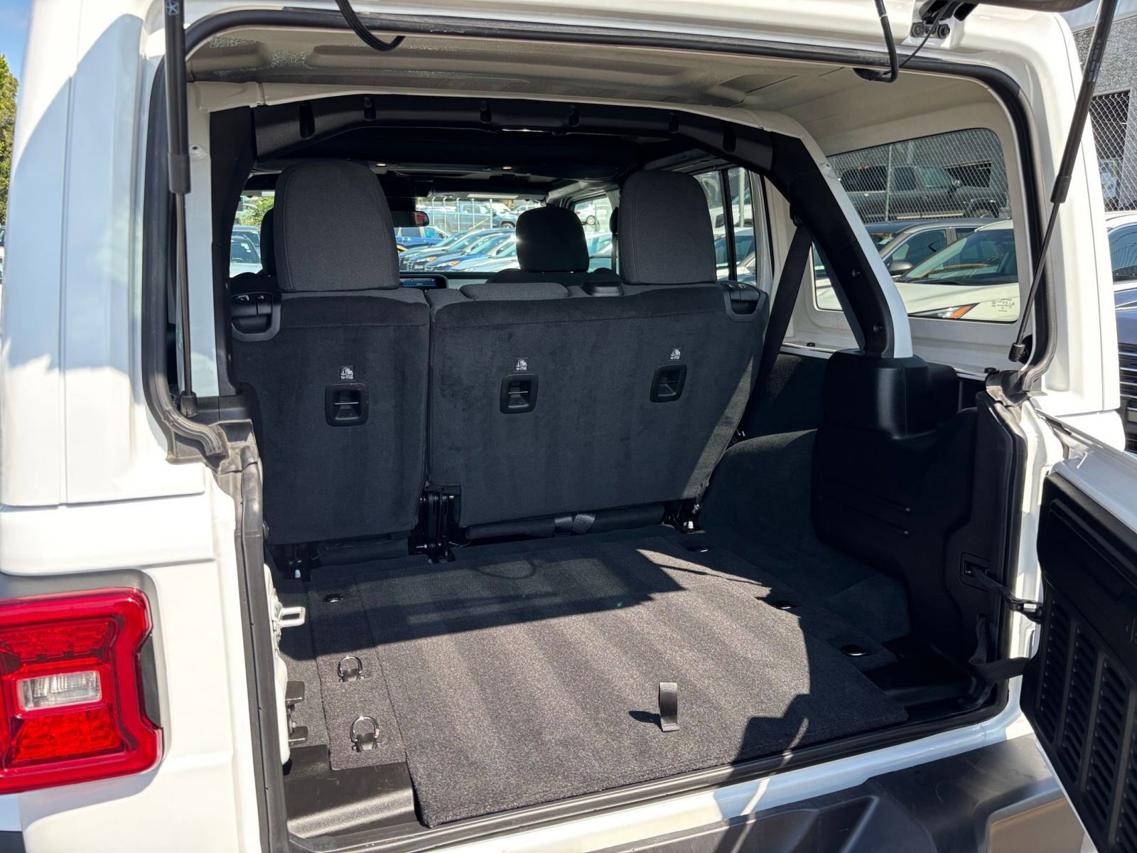 Used 2025 Jeep Wrangler Unlimited Sahara AWD/4WD image 31
