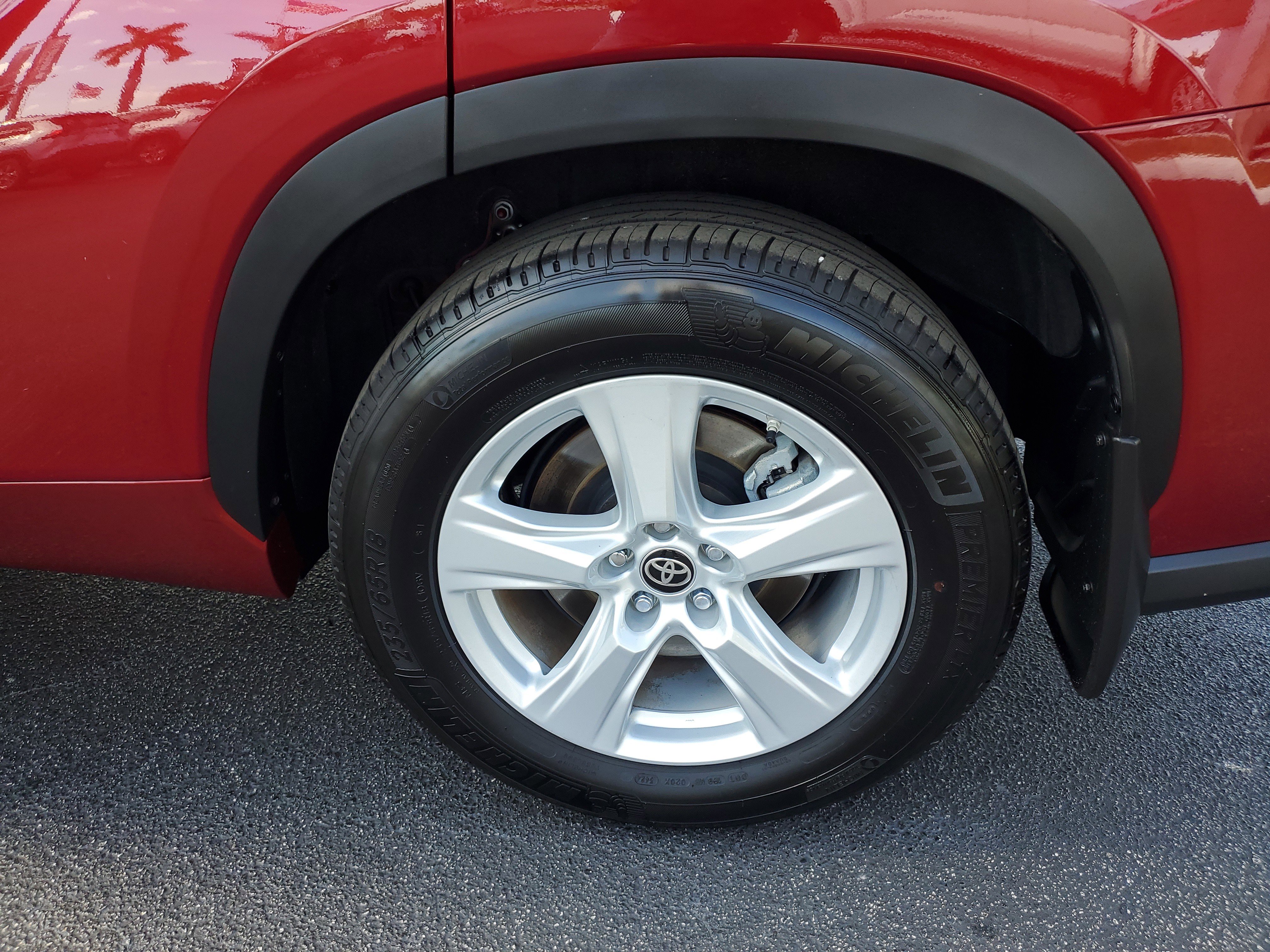 Used 2025 Toyota Highlander LE image 28