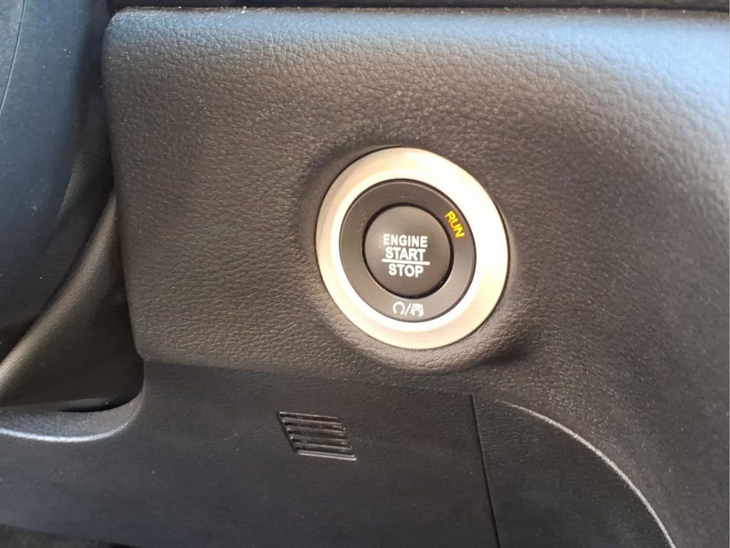 Used 2025 Chrysler Pacifica Limited image 12