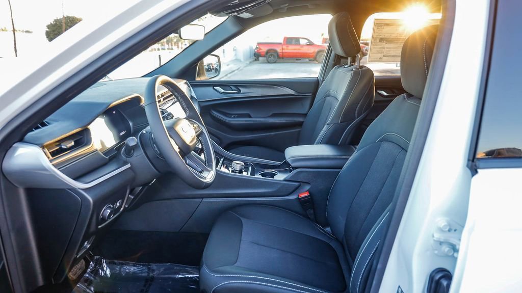 New 2025 Jeep Grand Cherokee Laredo X w/ Luxury Tech Group I image 19