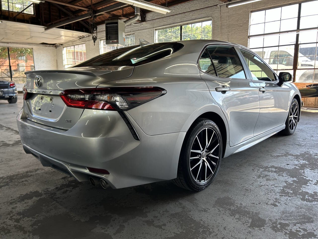 Used 2022 Toyota Camry SE image 5