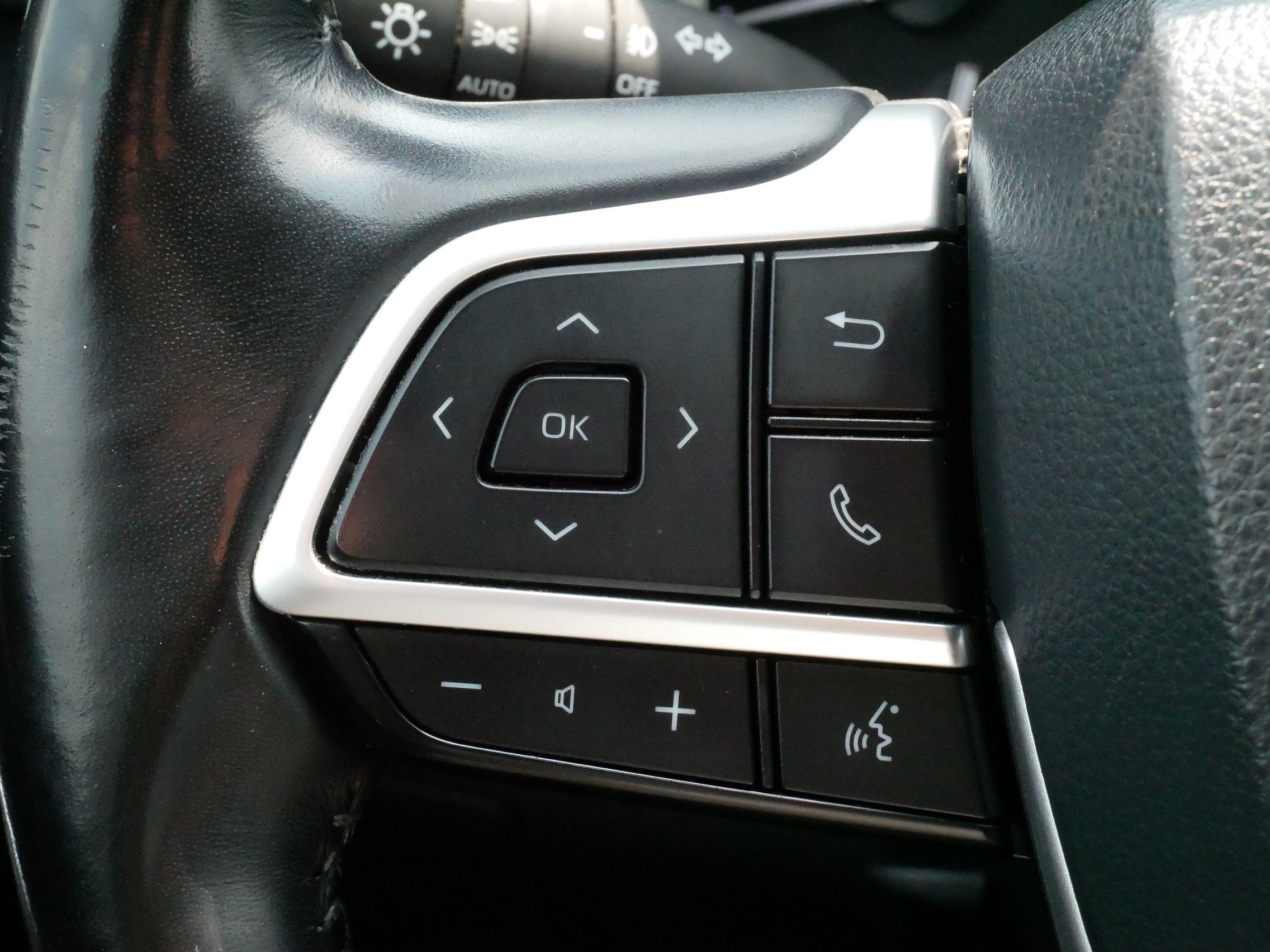 Used 2022 Toyota Highlander XLE AWD/4WD image 27