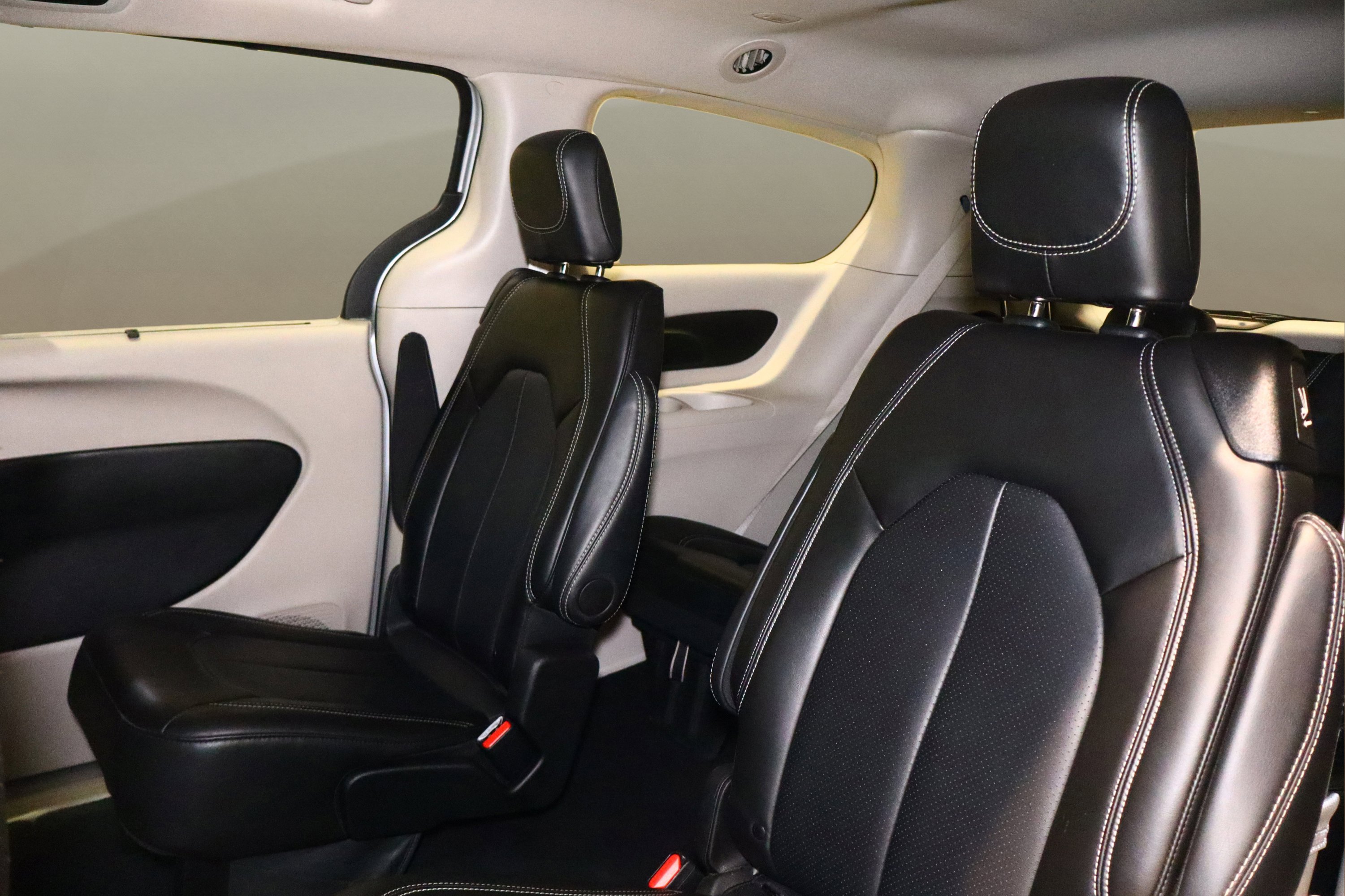 Used 2024 Chrysler Pacifica Touring-L image 16