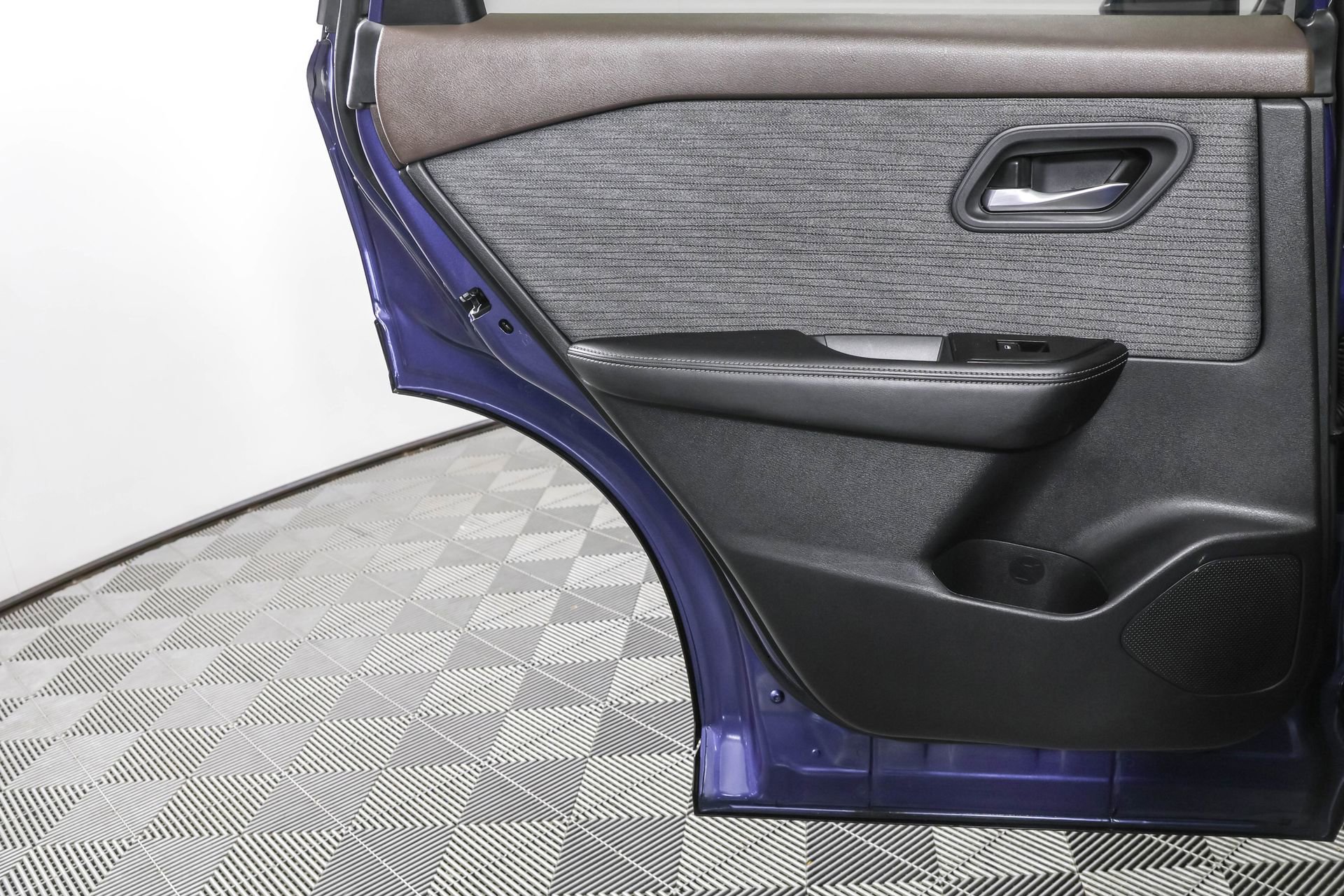 Used 2023 Nissan Rogue SV image 47