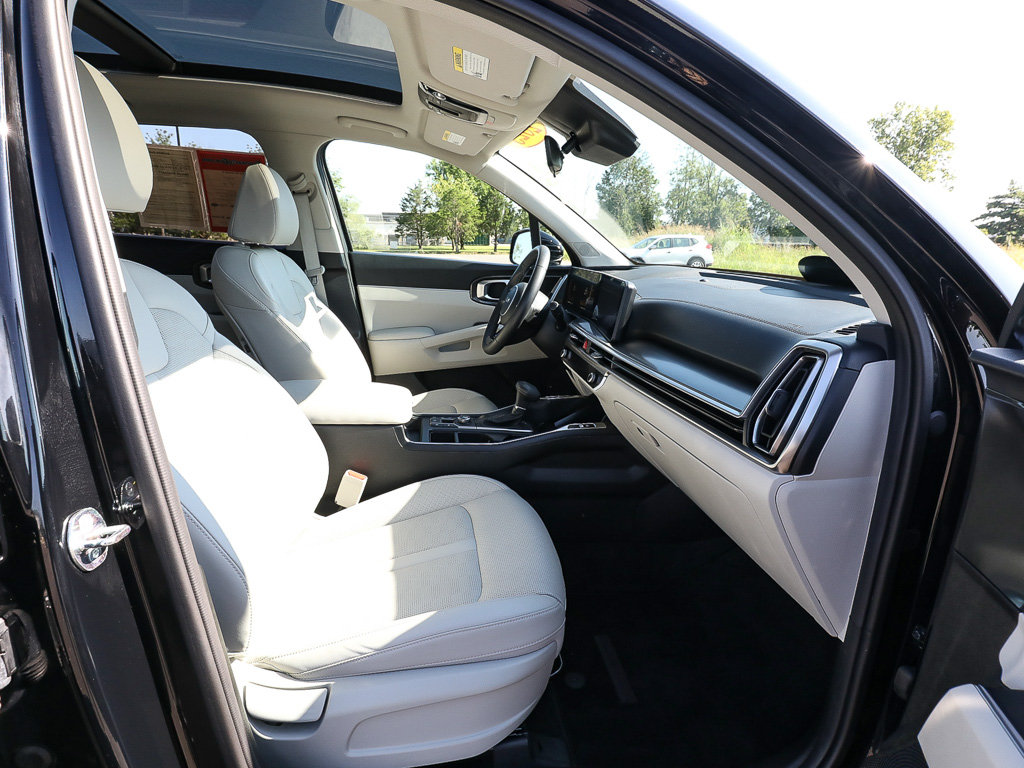 Certified 2025 Kia Sorento S w/ Panoramic Sunroof Package FWD image 23