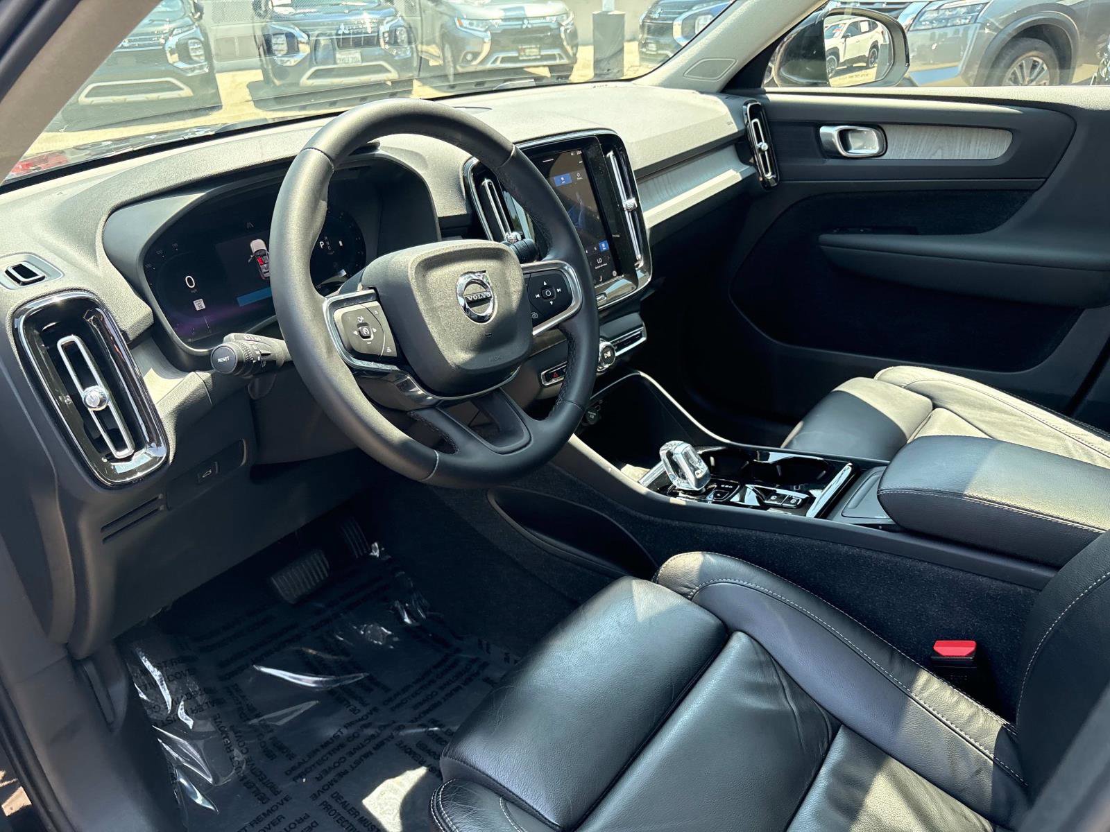 Used 2023 Volvo XC40 B5 Plus image 13