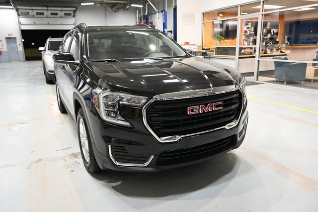 Used 2022 GMC Terrain SLE w/ Driver Convenience Package image 3