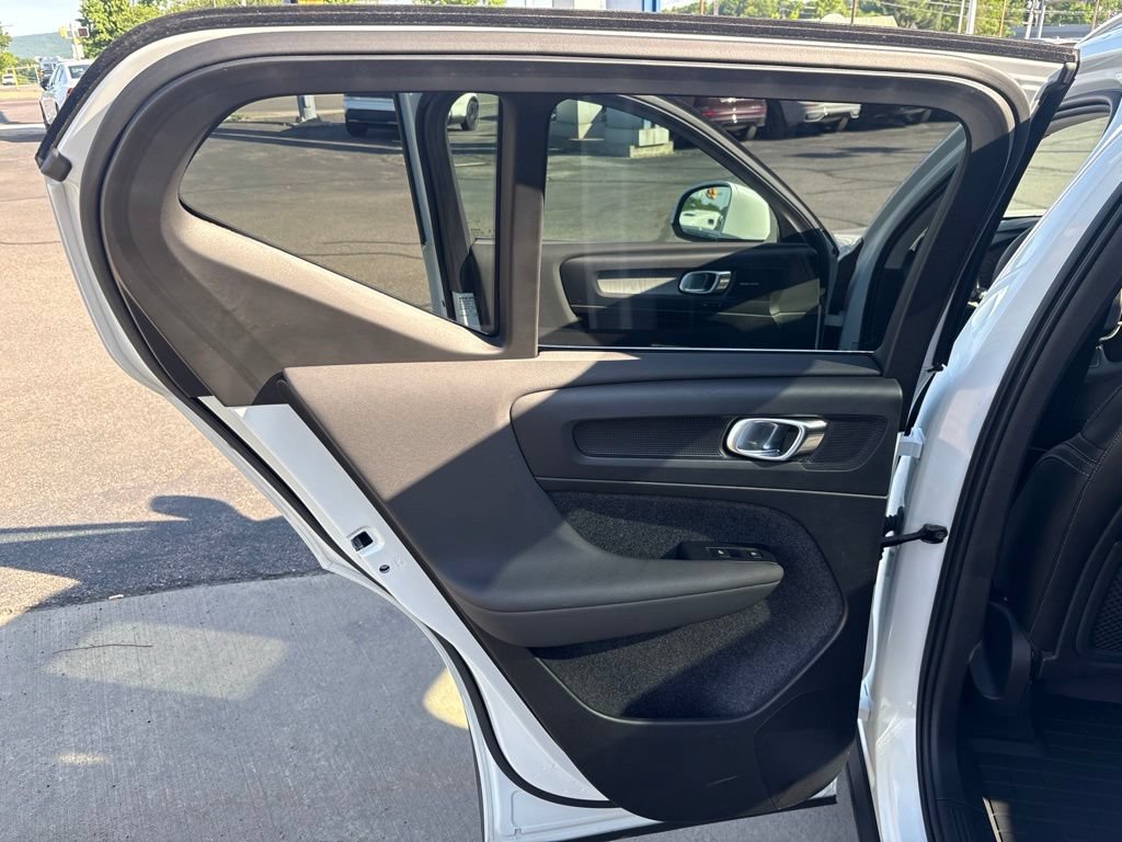 Certified 2024 Volvo XC40 B5 Plus w/ Protection Package Premier AWD/4WD image 31