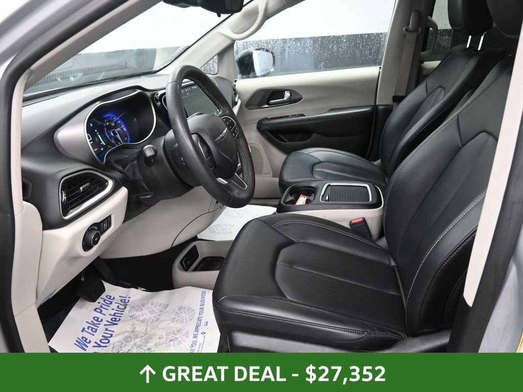 Used 2024 Chrysler Pacifica Touring-L image 16