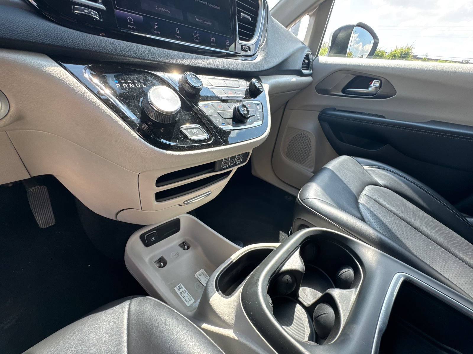 Used 2023 Chrysler Pacifica Touring-L FWD image 27