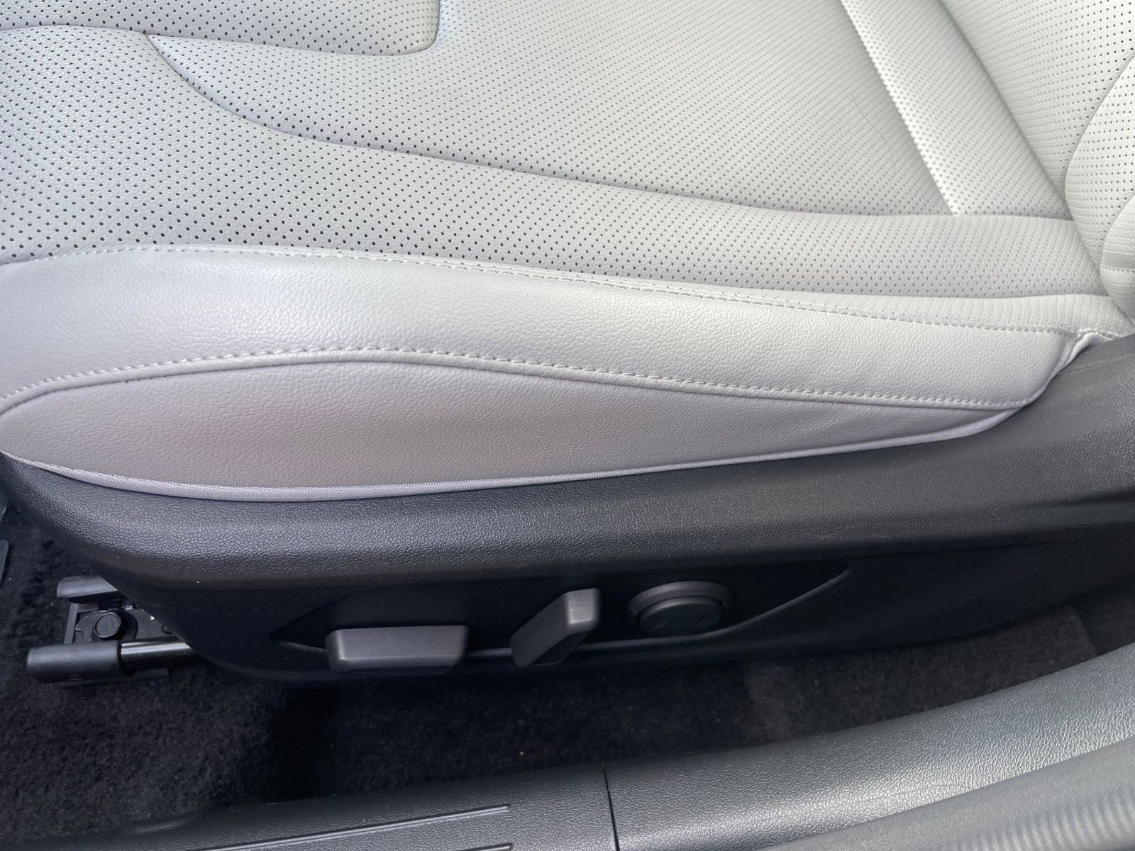 Used 2025 Hyundai Elantra Limited image 23