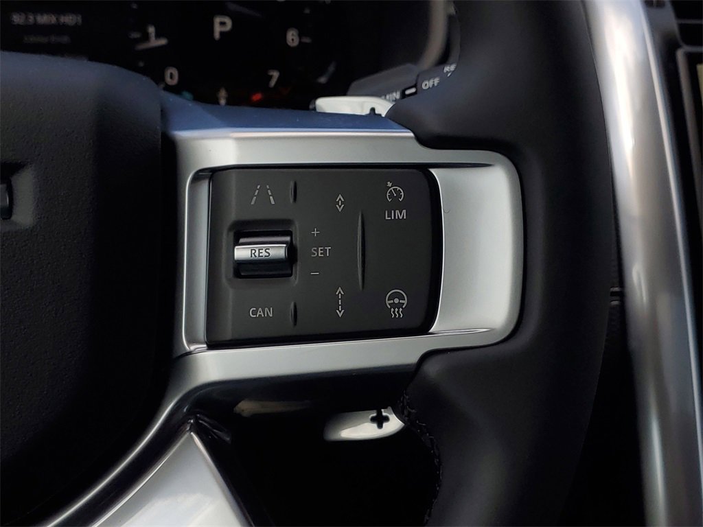 New 2025 Land Rover Discovery Dynamic SE image 19