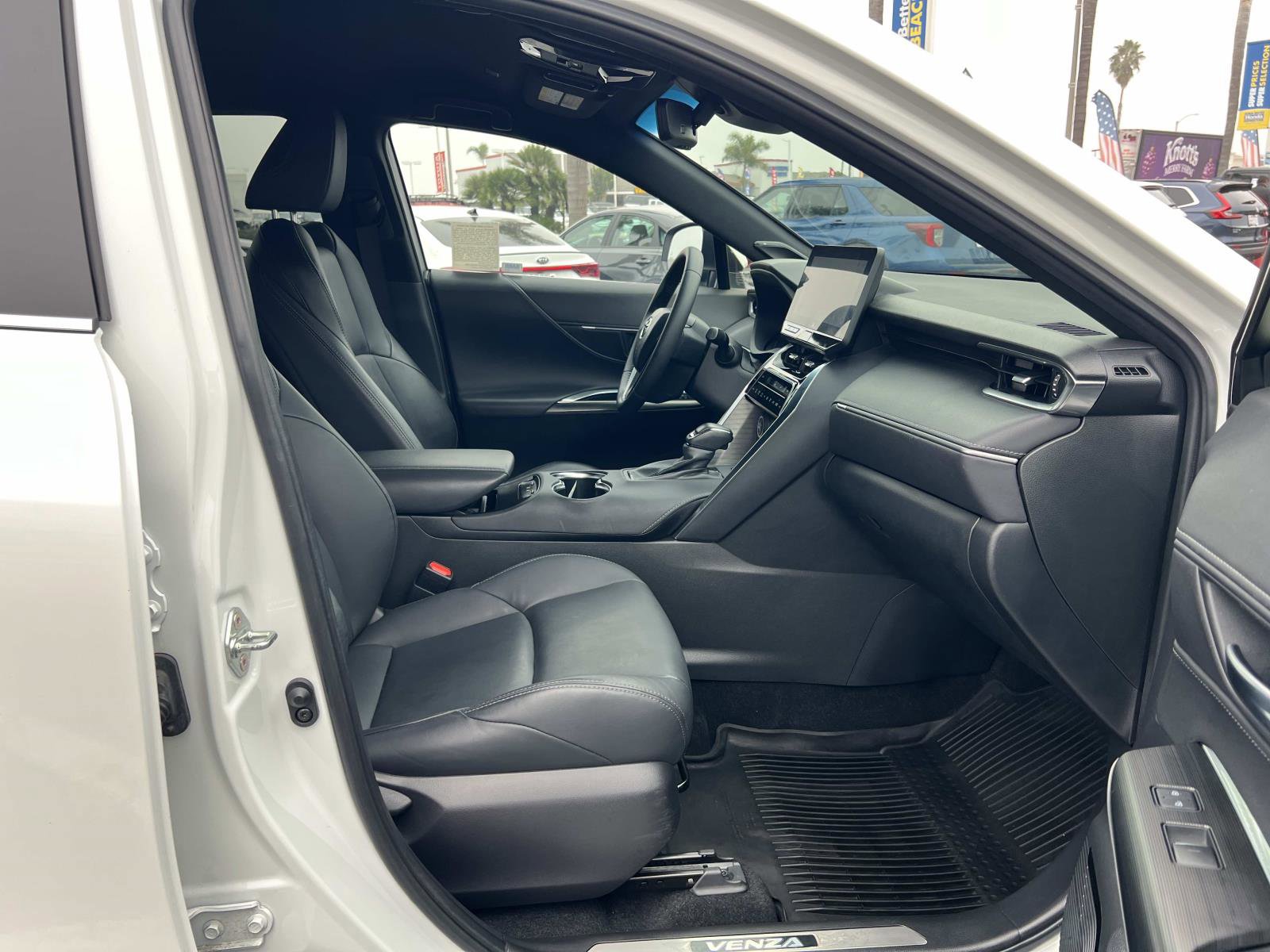 Used 2024 Toyota Venza XLE image 30