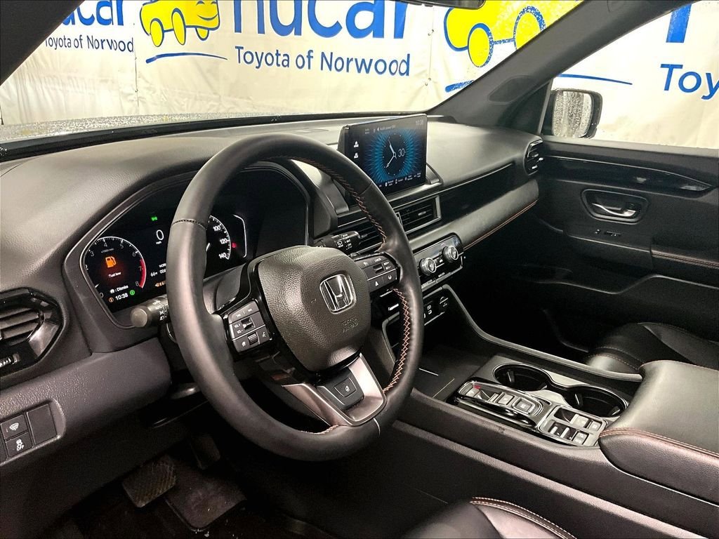 Used 2025 Honda Pilot TrailSport image 8