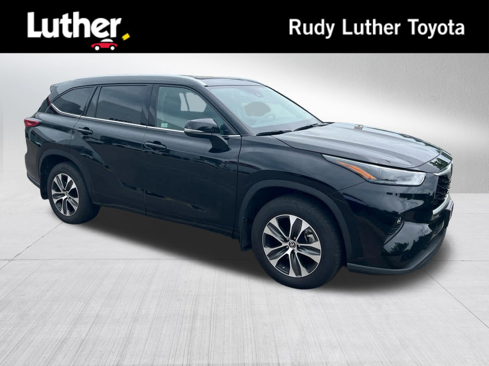 Used 2022 Toyota Highlander XLE AWD/4WD image 1