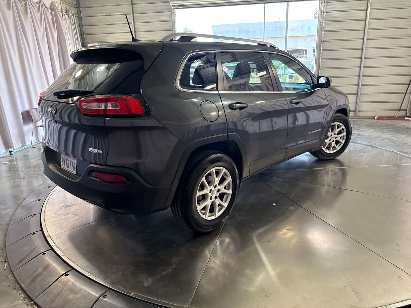 Used 2016 Jeep Cherokee Latitude FWD image 5