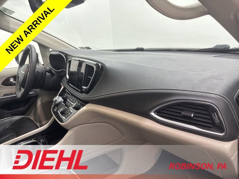 Used 2023 Chrysler Pacifica Limited w/ Uconnect Theater Family Group image 17