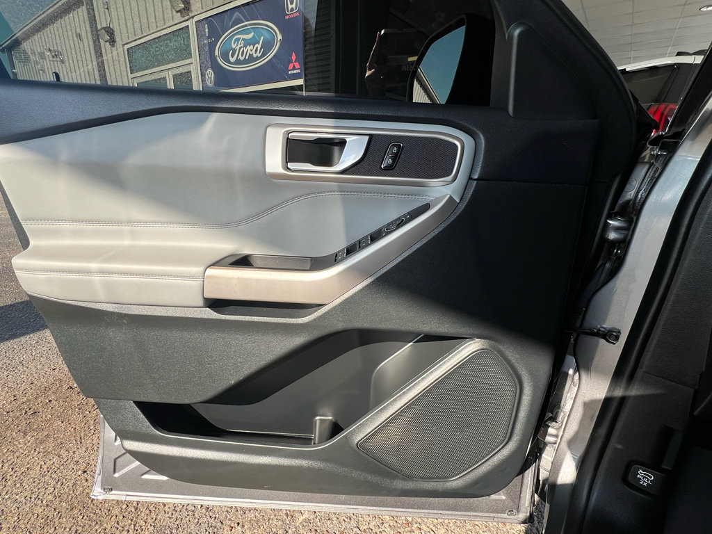 Used 2023 Ford Explorer XLT w/ Equipment Group 202A RWD image 18