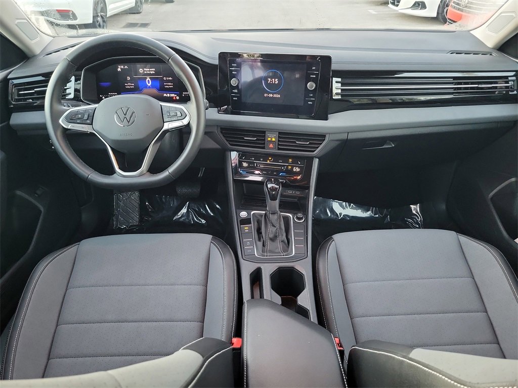 Used 2025 Volkswagen Jetta SE w/ Black Wheel Package image 9