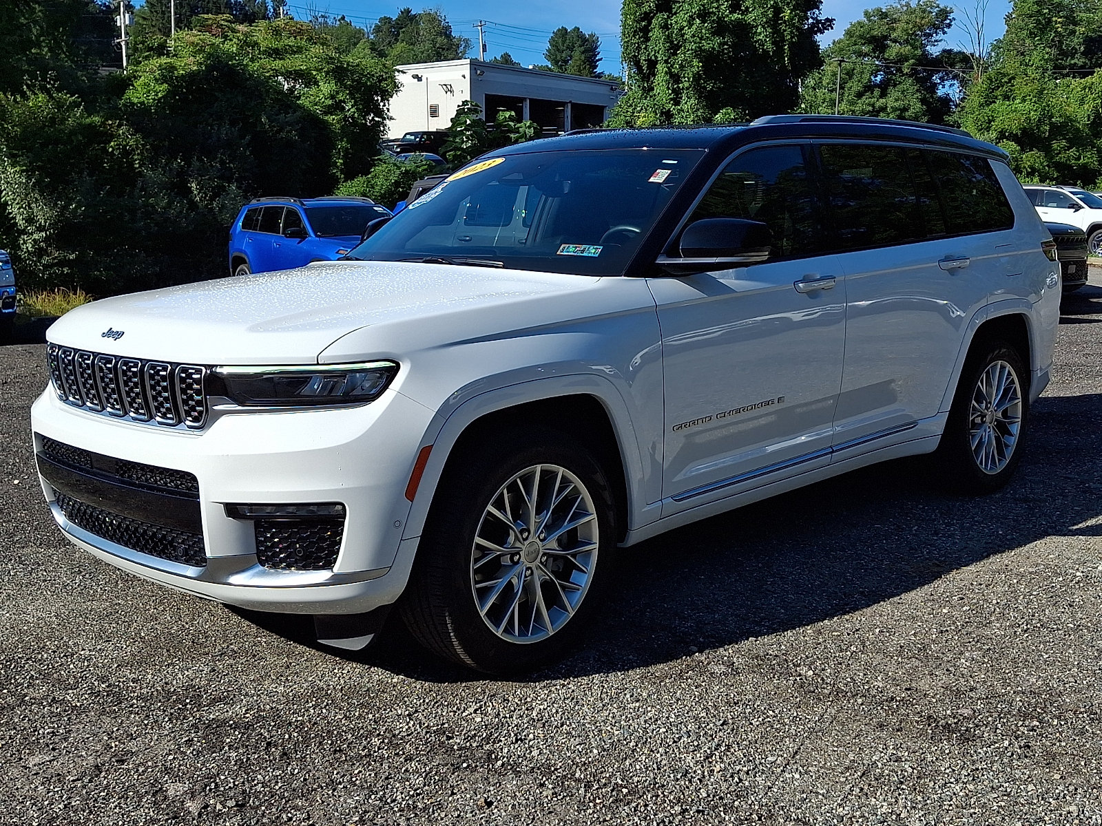 Used 2023 Jeep Grand Cherokee L Summit w/ Luxury Tech Group V AWD/4WD image 3