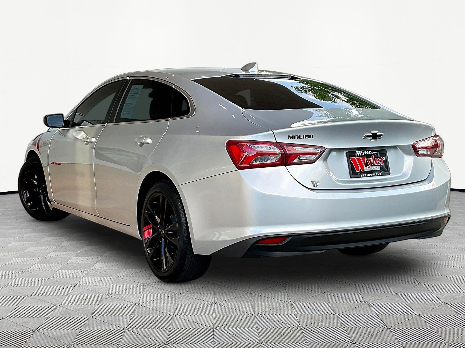 Used 2020 Chevrolet Malibu LT w/ Redline Edition FWD image 4