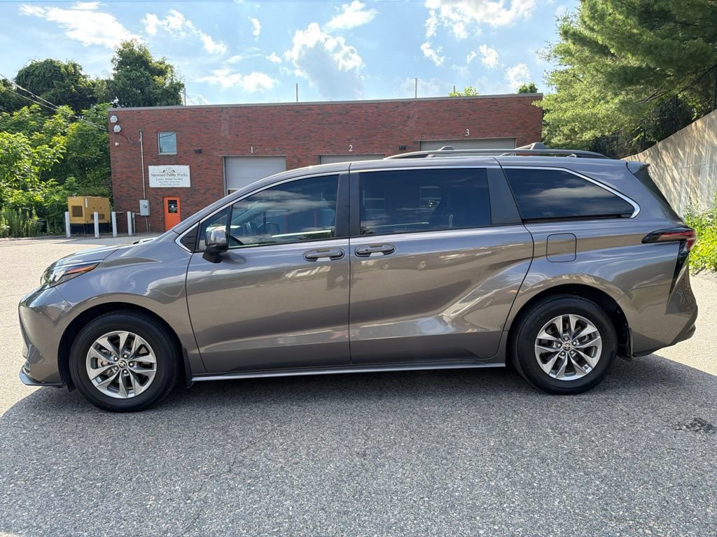 Used 2024 Toyota Sienna LE w/ LE Plus Package FWD image 3