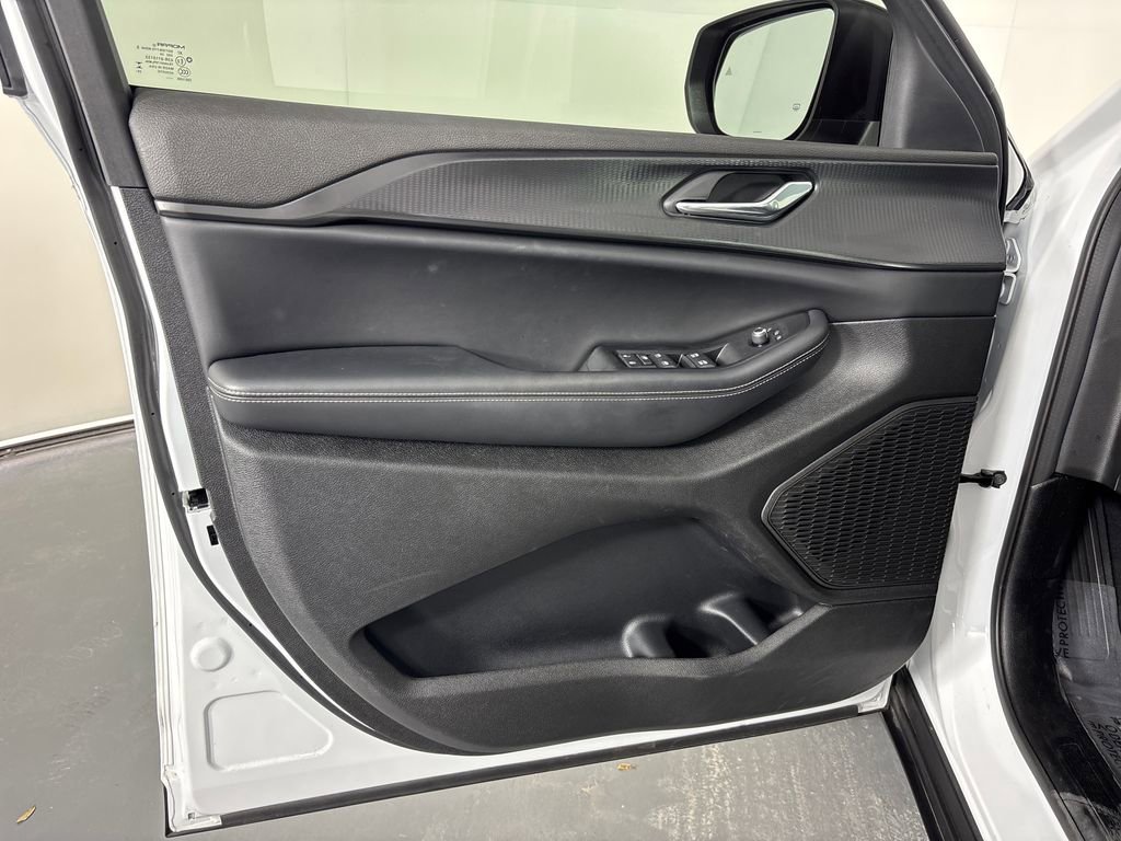 Used 2025 Jeep Grand Cherokee L Laredo image 11