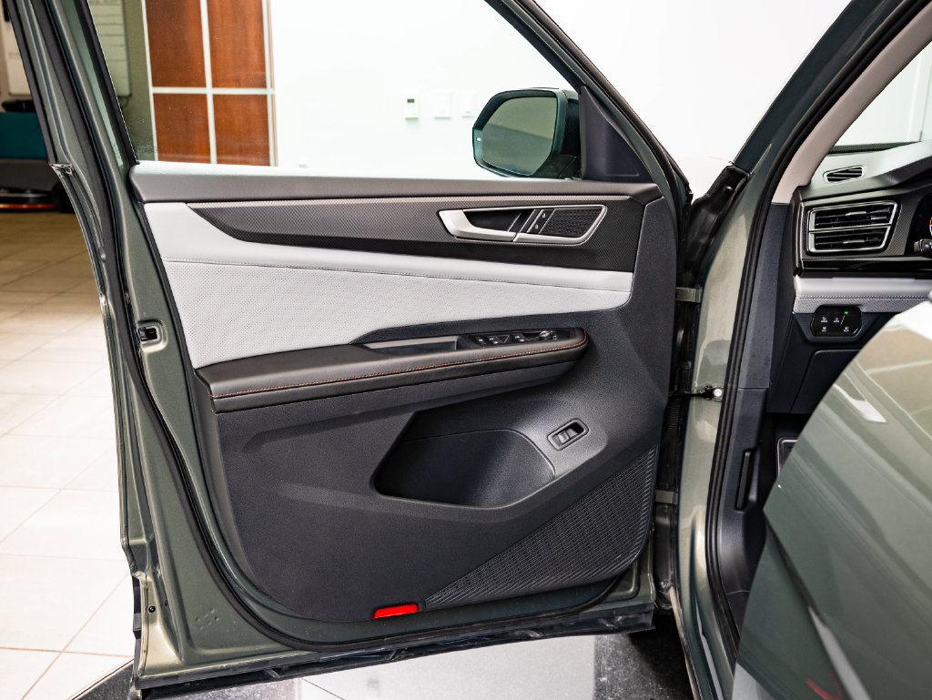 Used 2025 Volkswagen Atlas Peak Edition SE AWD/4WD image 28